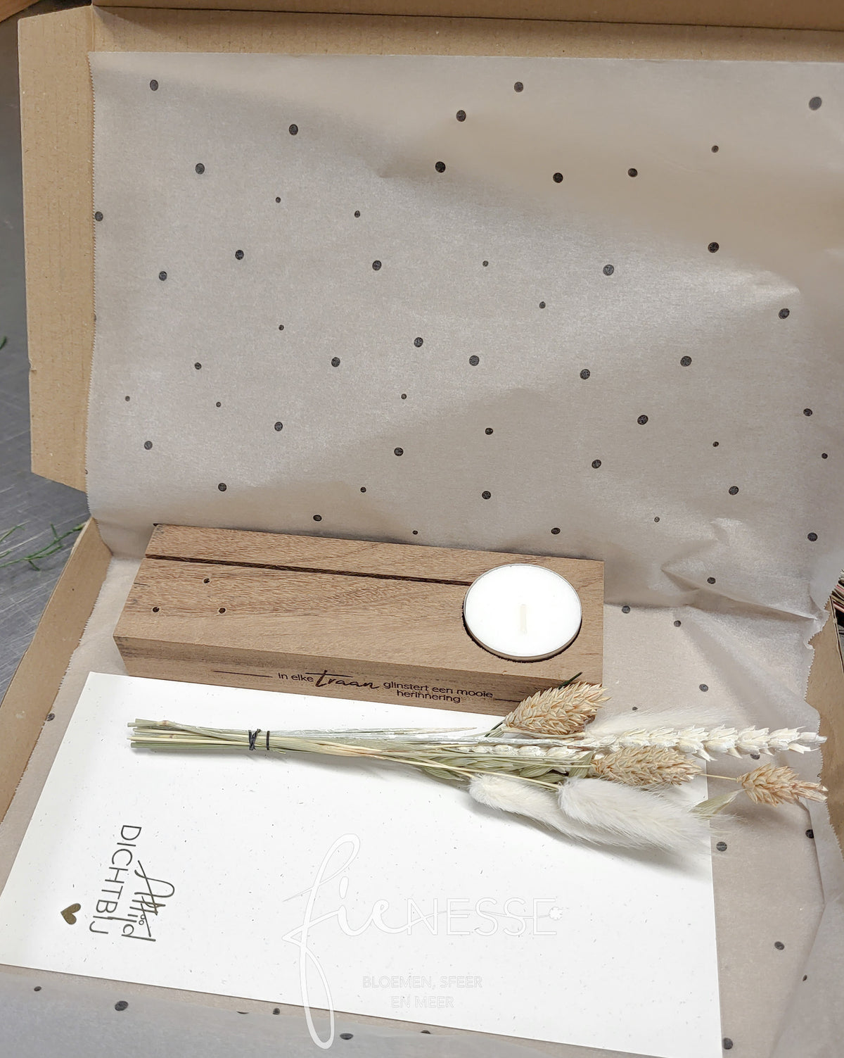 Houten Attentie met Wenskaart & Droogbloemen